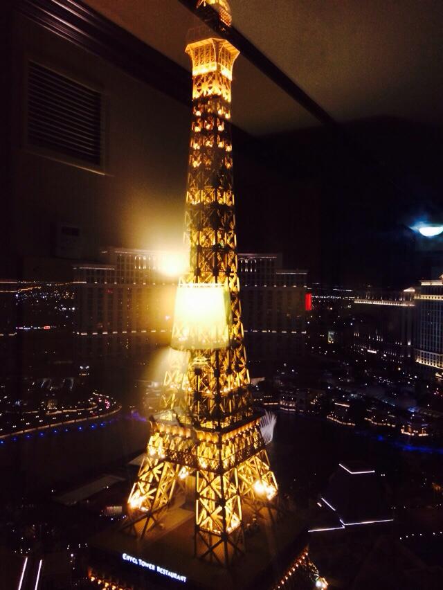 eiffel tower lit up